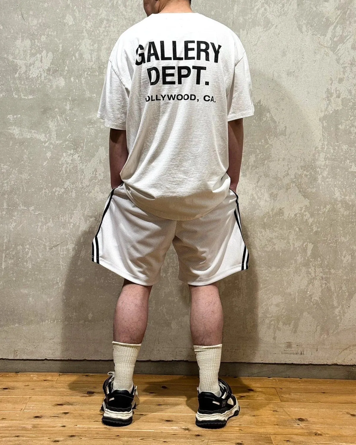 GALLERY DEPT. VENICE COURT SHORTS English mesh shorts Logo webbing wide-leg basketball shorts Black and white S-XL Original molding Loose wide-leg version American boys' first choice Breathable mesh fabric Superimposed soft material inside Comfortable and easy to match Custom-woven original consistent webbing/main mark/component wash mark Details are enlarged to follow